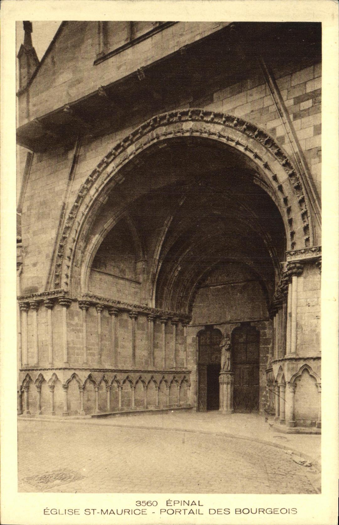Puerta del St Mauricio de la iglesia de Epinal de la POSTAL de la VENDIMIA de los hombres de la clase media