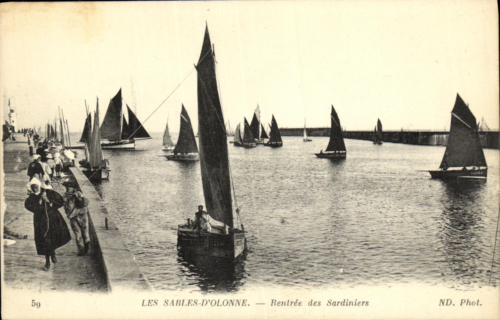La POSTAL de la VENDIMIA enarena D Olonne vuelto de los barcos de los barcos de la sardina
