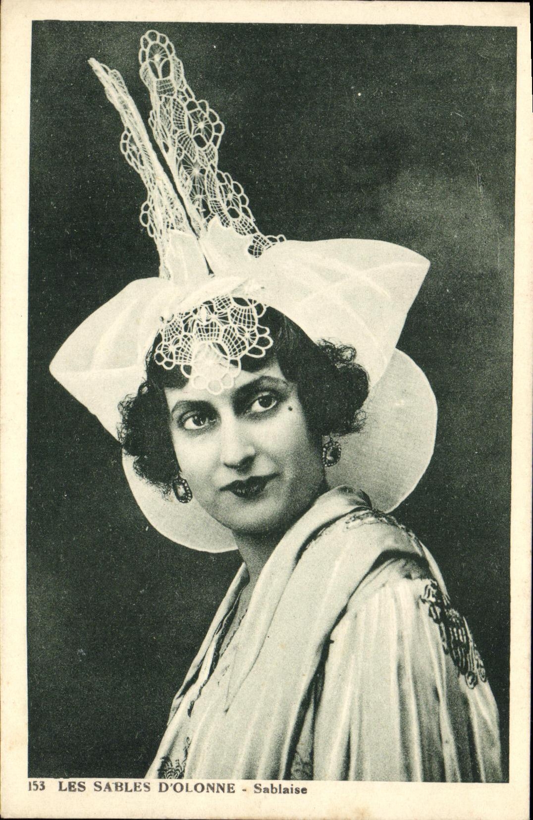 VINTAGE POSTCARD Sands D Olonne Sablaise Folklore Costume