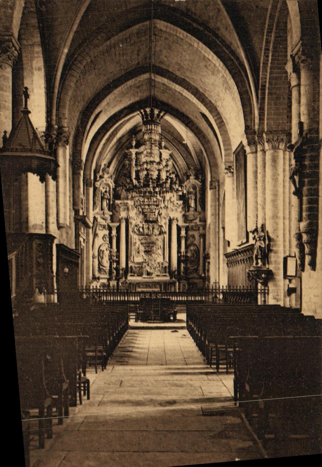VINTAGE POSTCARD Interior Thouars of L Church Saint Louis