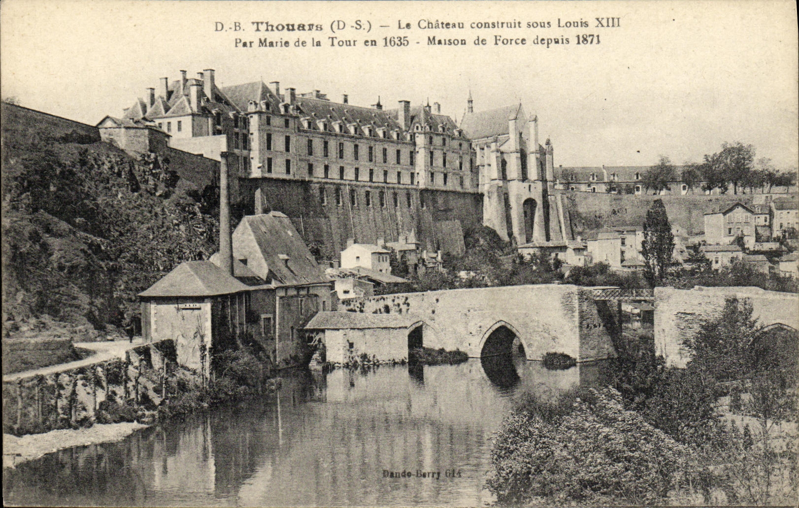 POSTAL Thouars de la VENDIMIA el castillo construido debajo de Louis XIII por Marie de la torre en la casa 1635 de la correccion