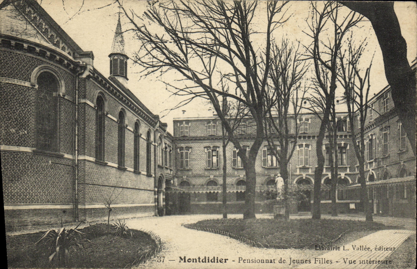 VINTAGE POSTCARD Montdidier Boarding school of Young girls Seen interior