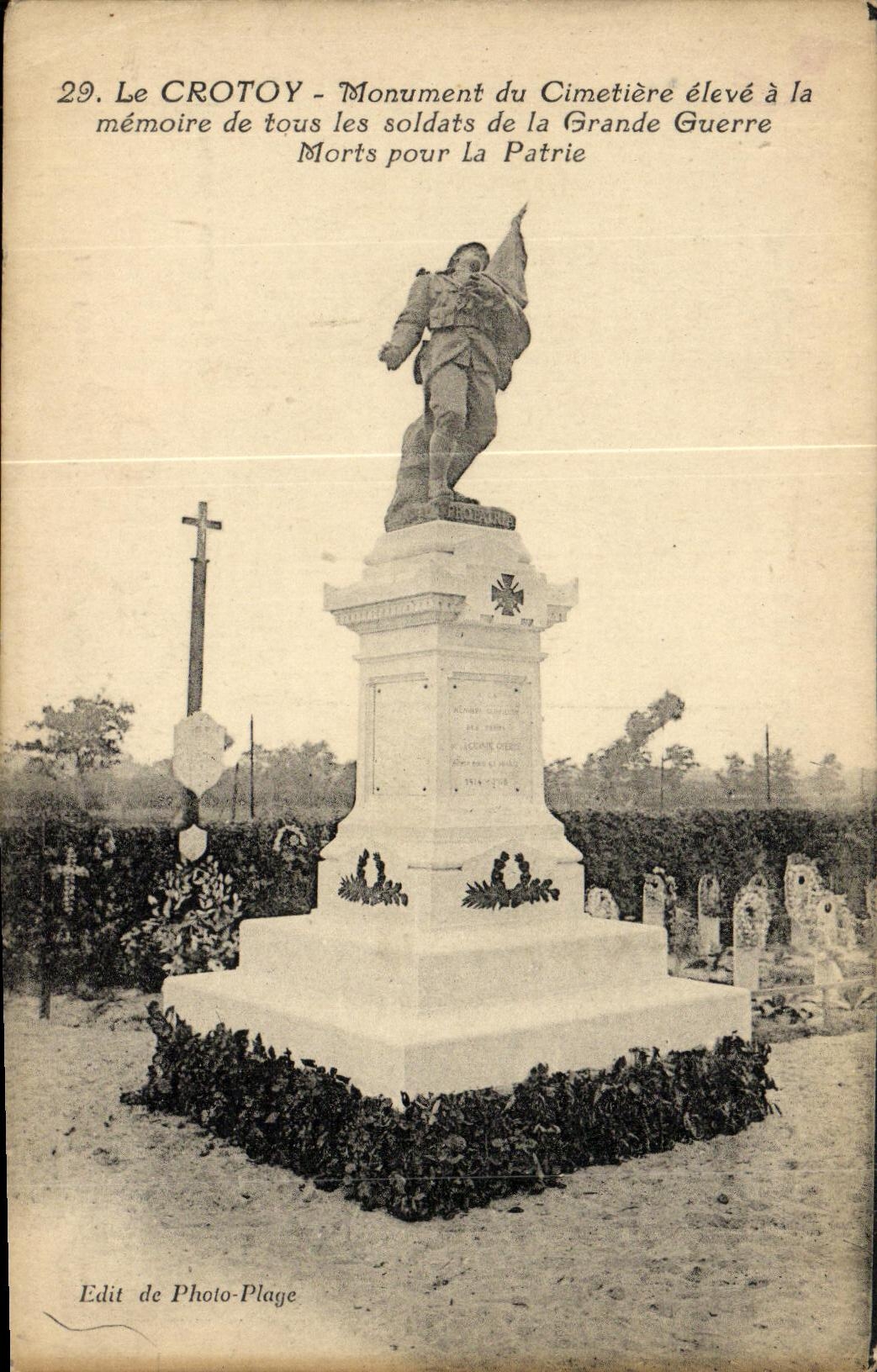 El monumento de Crotoy de la POSTAL de la VENDIMIA del cementerio levantado con la memoria de todos los soldados de la gran guerra murio por la patria