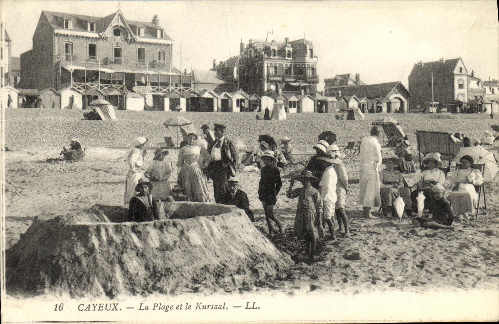 VINTAGE POSTCARD Cayeux the Beach and Kursaal
