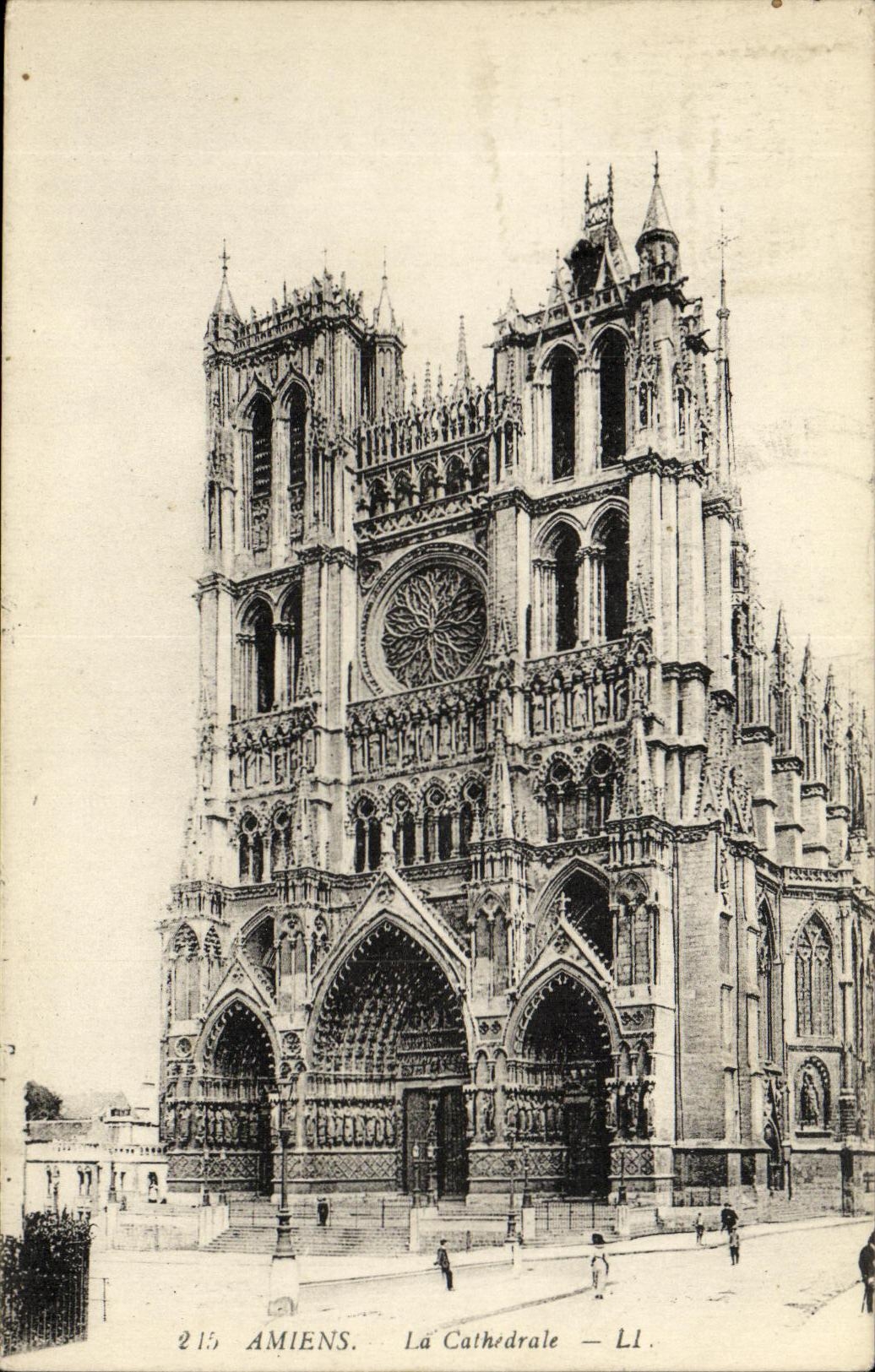 VINTAGE POSTCARD Amiens the Cathedral