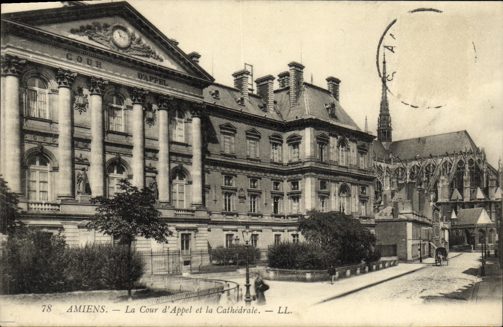 VINTAGE POSTCARD Amiens the Court D Call and the Cathedral