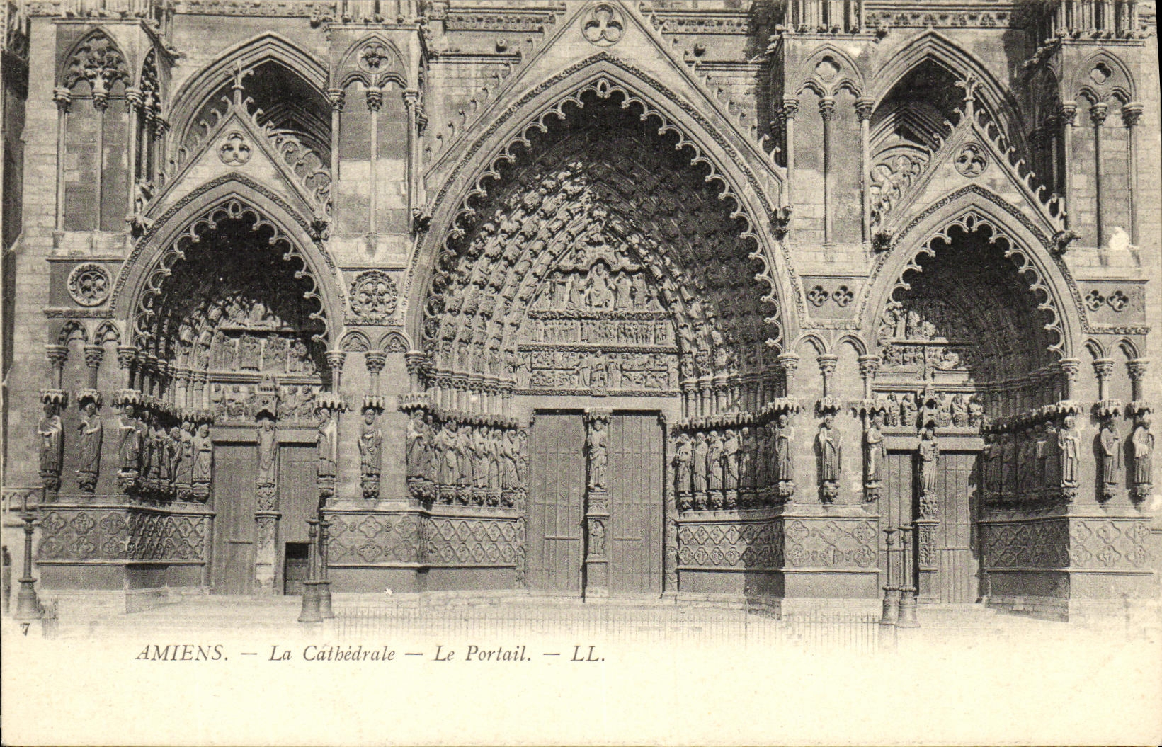 VINTAGE POSTCARD Amiens the Cathedral the Gate