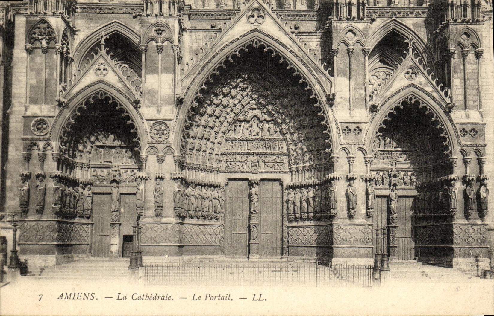 VINTAGE POSTCARD Amiens the Cathedral the Gate