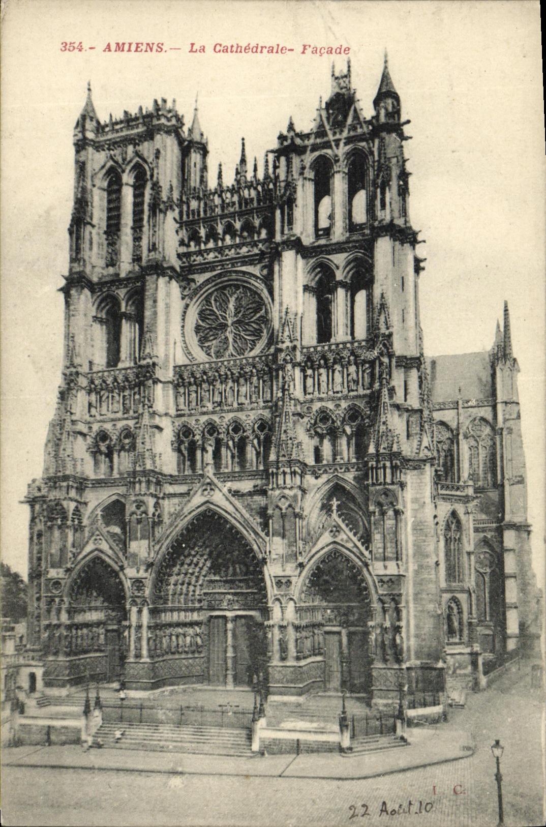 VINTAGE POSTCARD Amiens the Cathedral Frontage