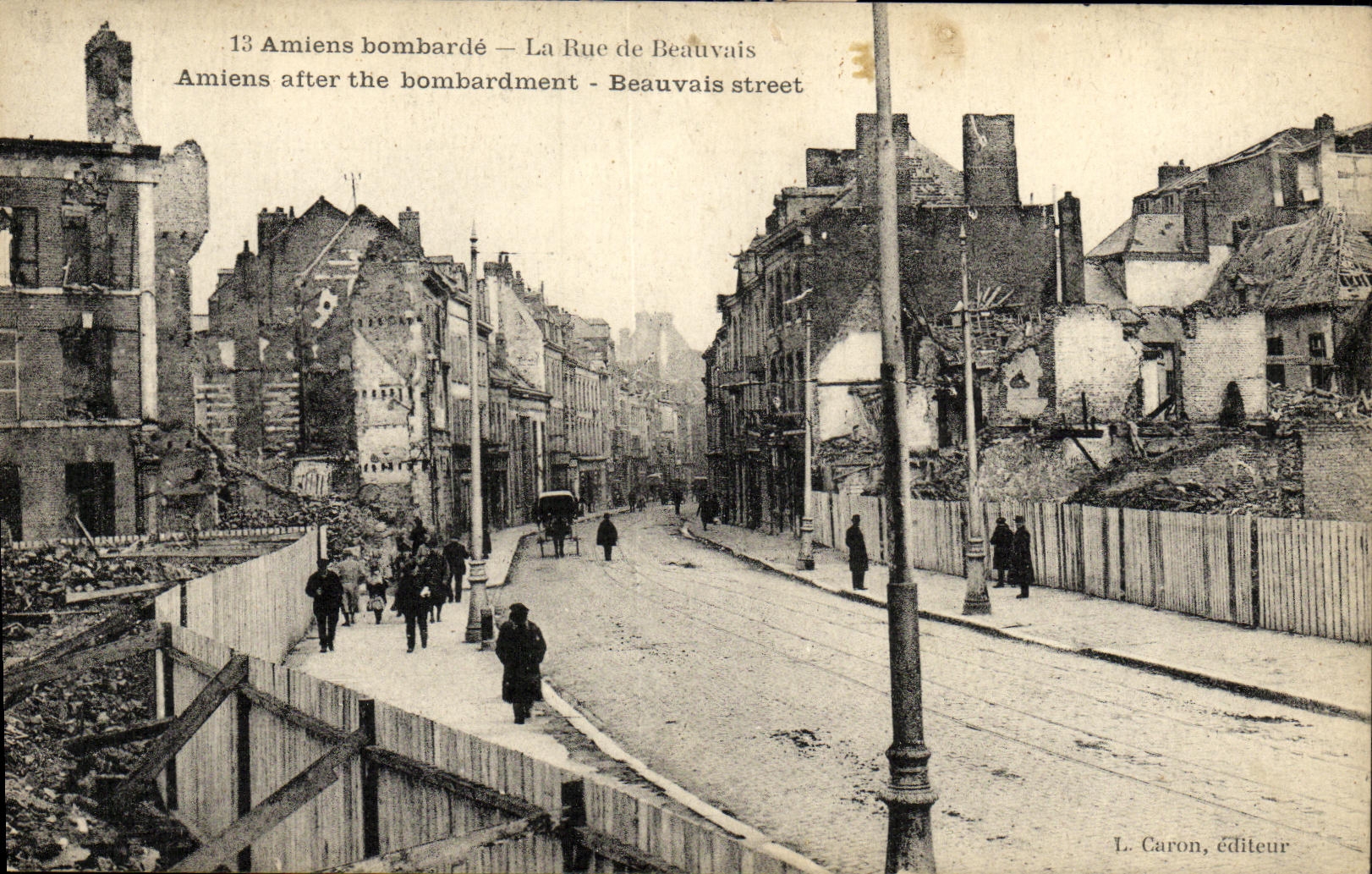 VINTAGE POSTCARD Amiens Bombards the Street of Beauvais Militaria