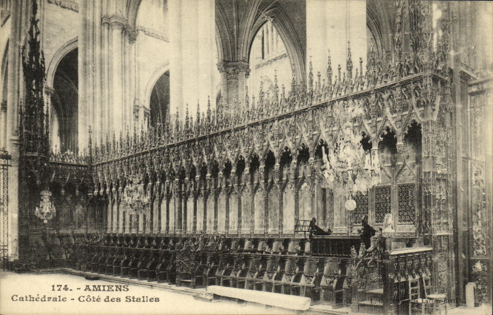 VINTAGE POSTCARD Amiens Cathedrale Dimensions Stalls
