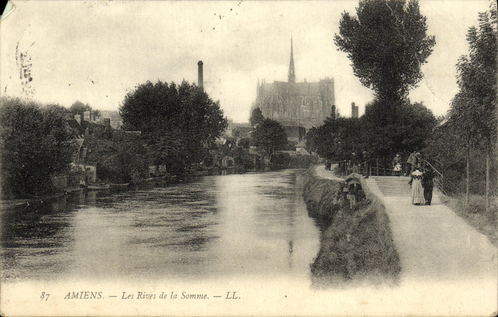 VINTAGE POSTCARD Amiens Banks of the Sum