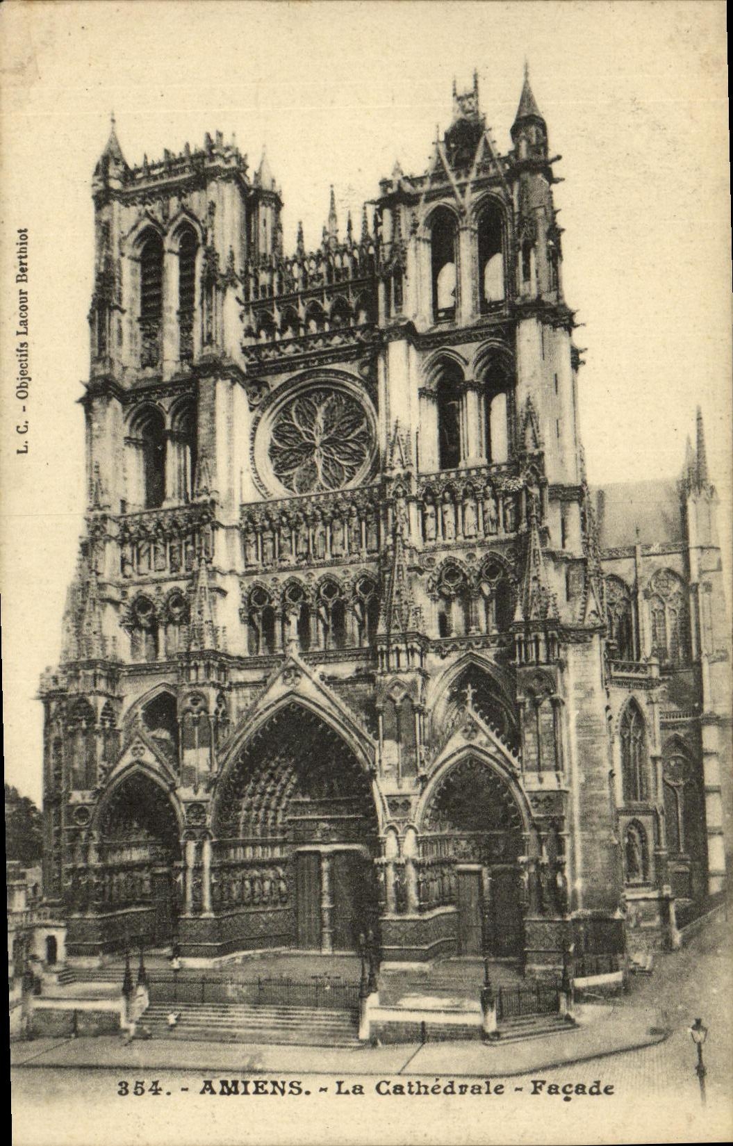VINTAGE POSTCARD Amiens Cathedral Frontage