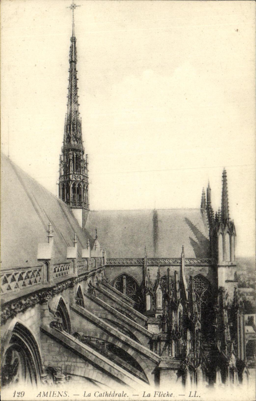 VINTAGE POSTCARD Amiens Cathedral the Arrow