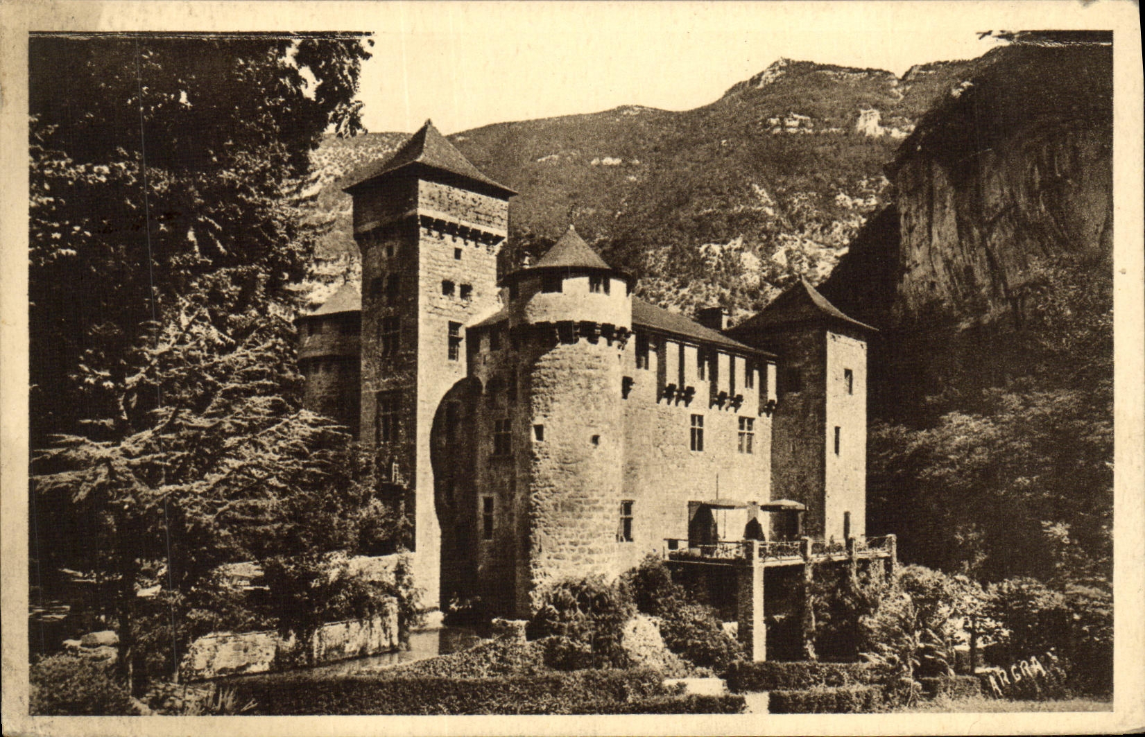 VINTAGE POSTCARD Gorges of the Tarn the Castle of Caze