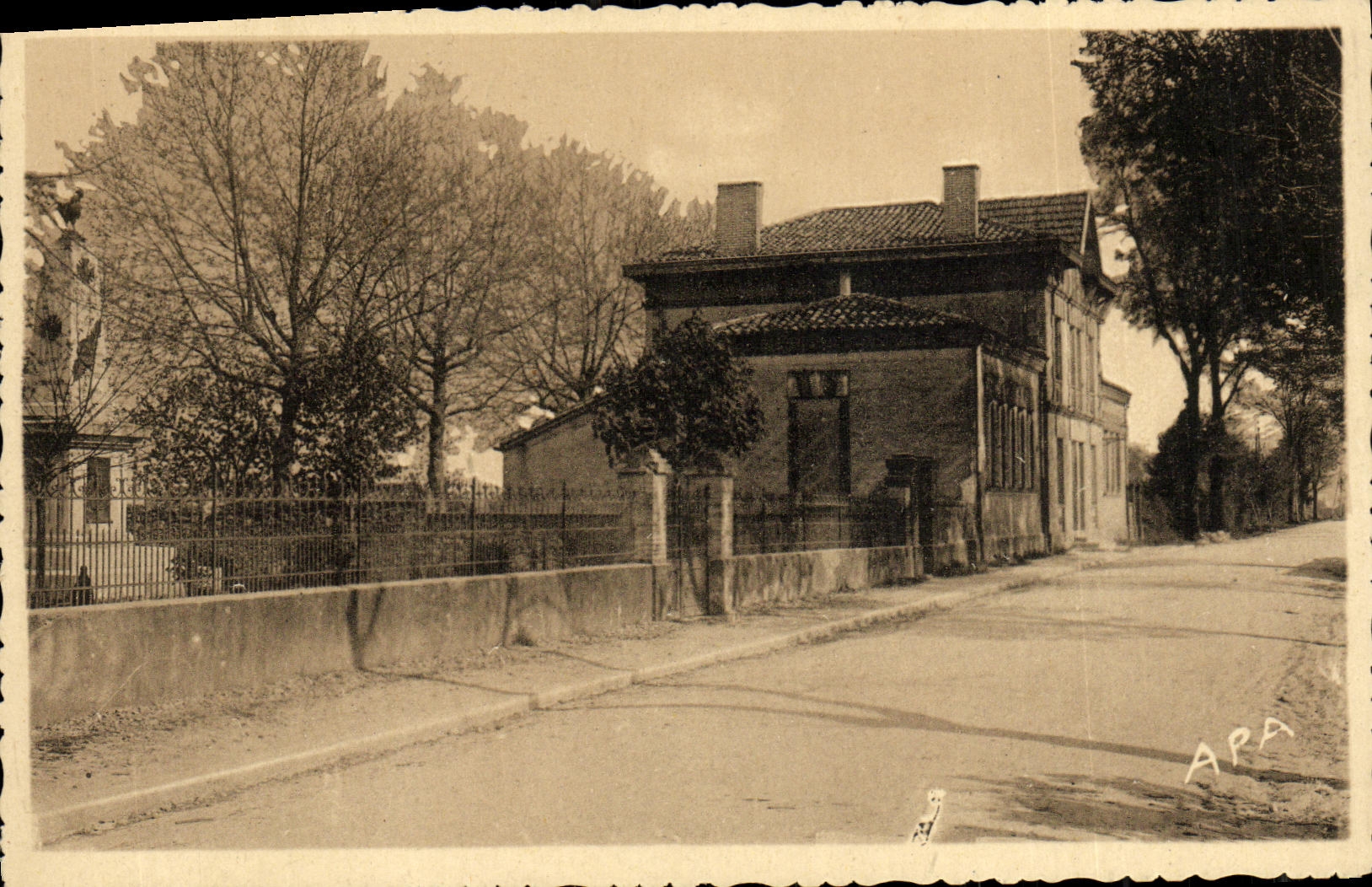 VINTAGE POSTCARD Borough of Visa Schools Avfenue de Moissac