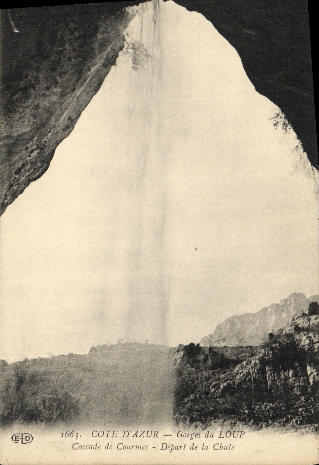 La catarata azul del corral D de la POSTAL de la VENDIMIA de las cascadas del lobo de Courmes sale de la caida