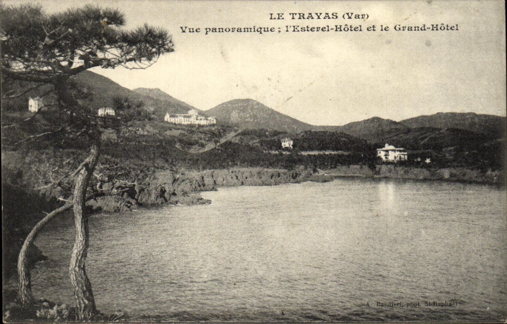 CPA Le Trayas Vue Panoramique L Esterel Hotel et le Grand Hotel