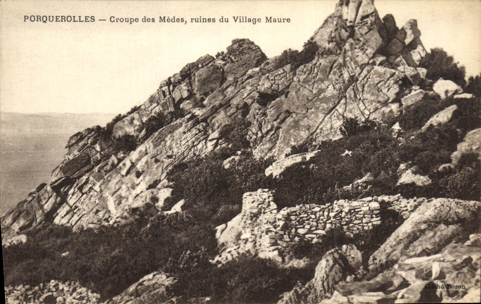 La grupa de Porquerolles de la POSTAL de la VENDIMIA de las ruinas de Medes de la aldea amarra