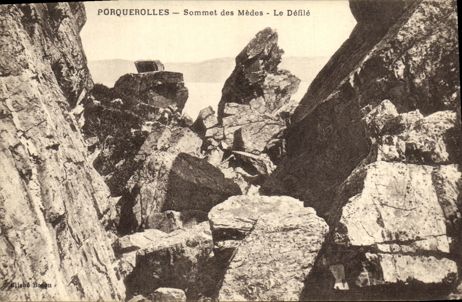CPA Ile Porquerolles Sommet des Medes Le Defile