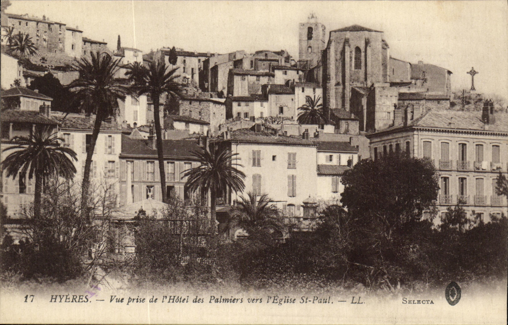 CPA Hyeres Vue Prise de L Hotel des Palmiers Vers L Eglise