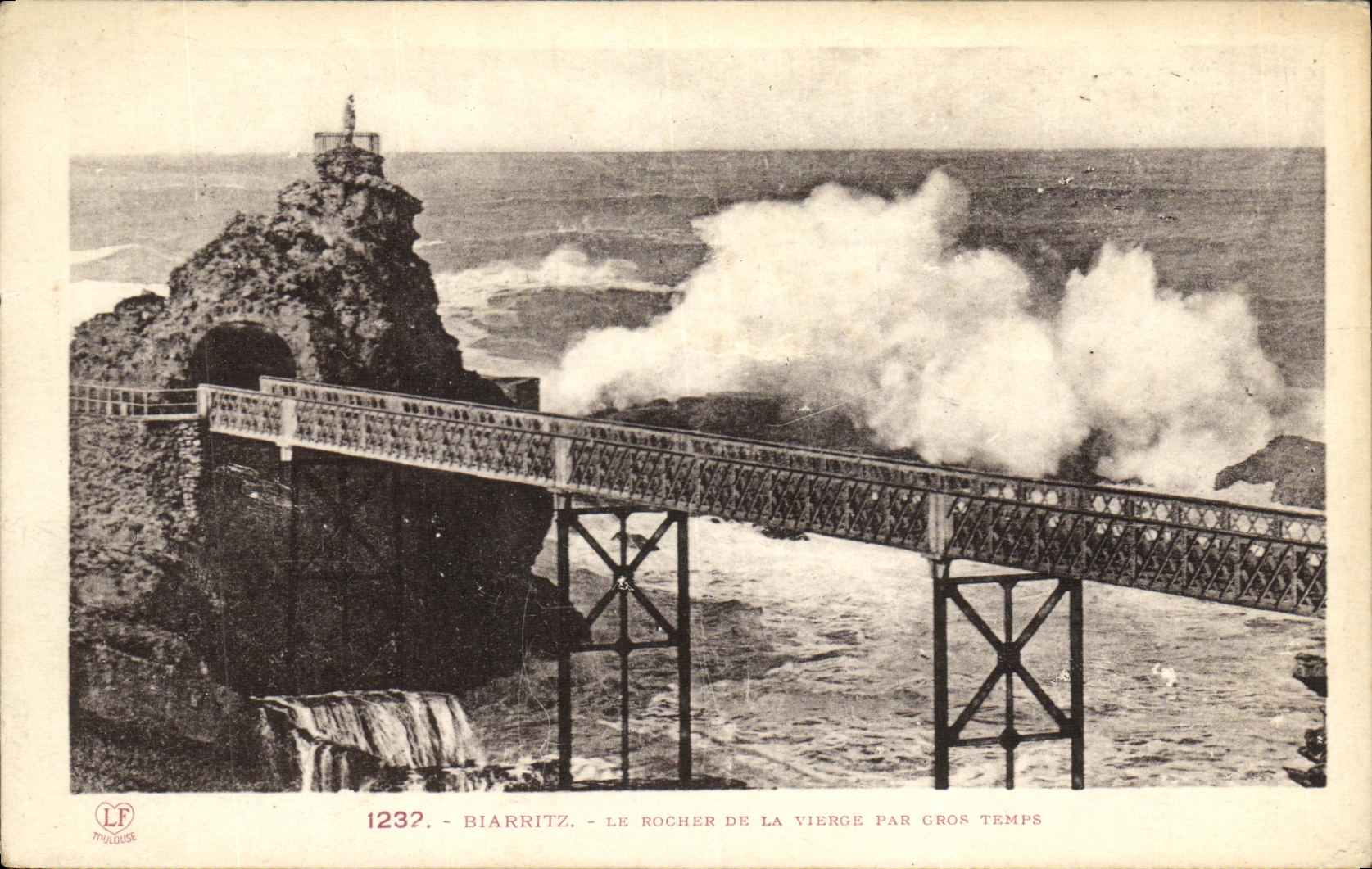 CPA Biarritz La Rocher De La Vierge par gros Temps 
