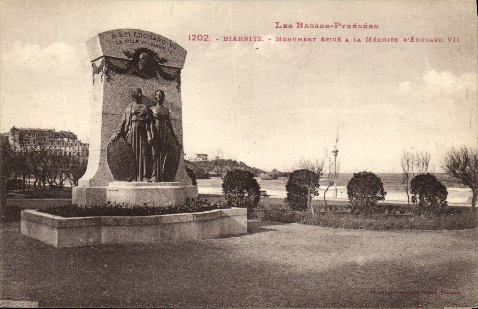 CPA Biarritz Monument erige a La Memoire d Edouard VII