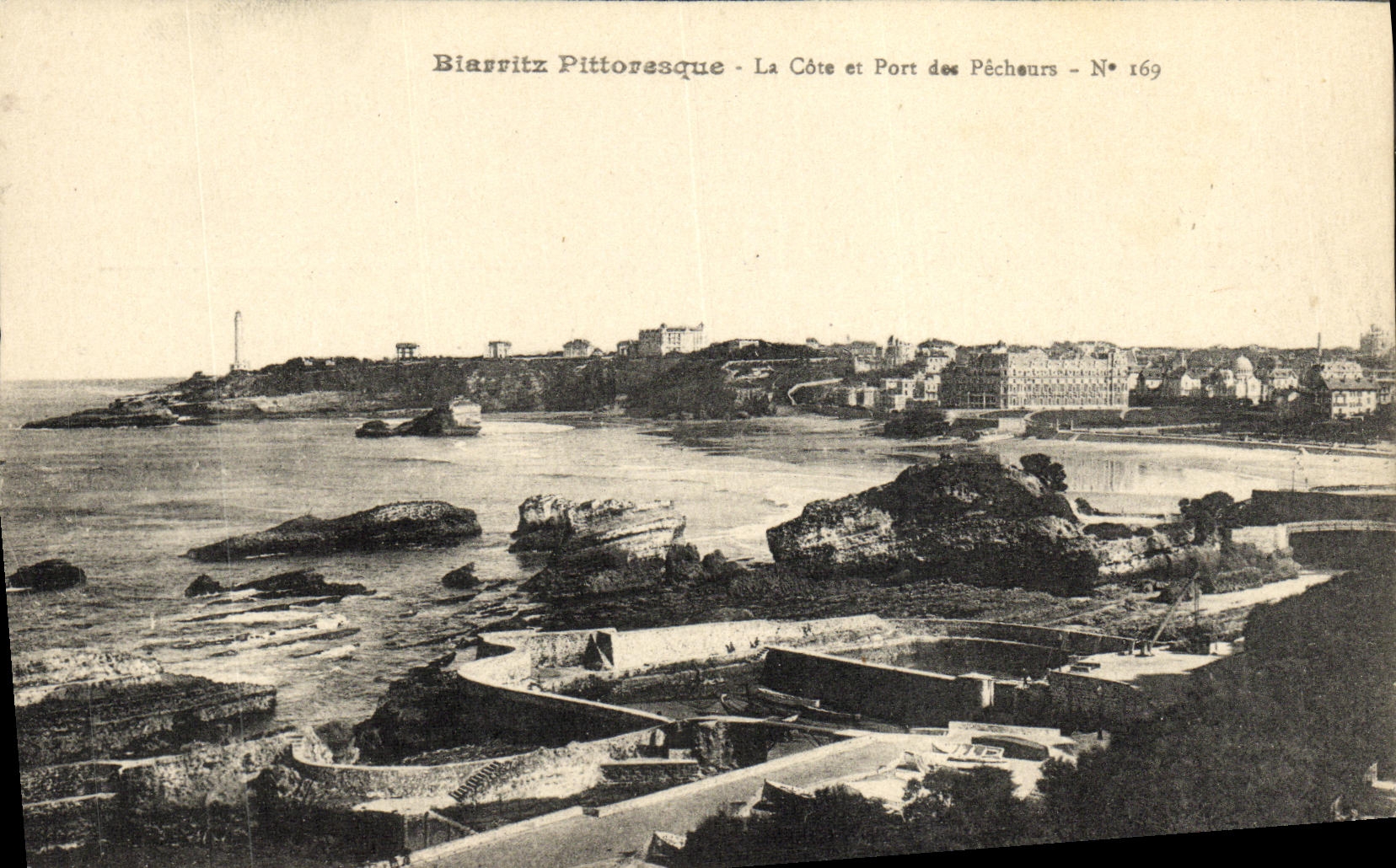 CPA Biarritz Pittoresque La Cote Et Port Des Pecheurs 