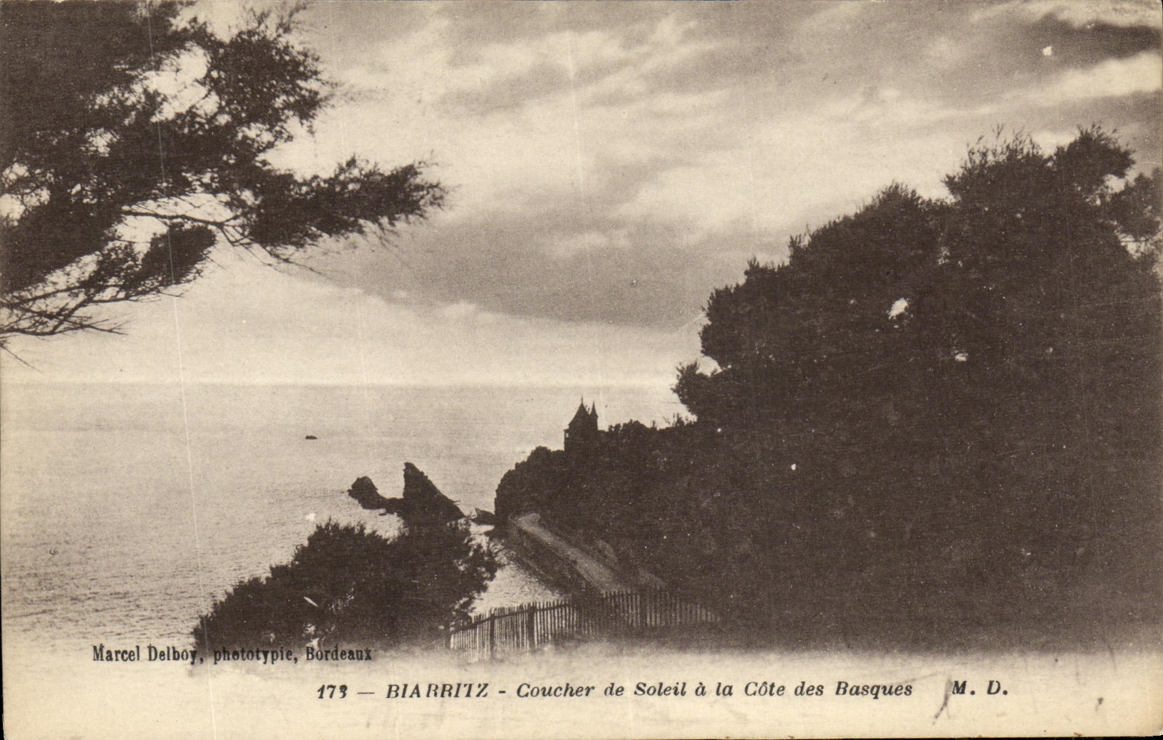 CPA Biarritz Coucher De Soleil A la Cote Des Basques