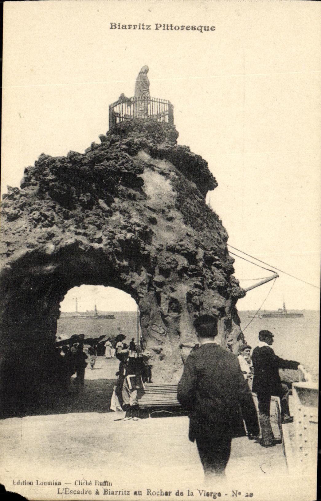 CPA Biarritz Pittoresque L Escadre a Biarritz Au rocher De La Vierge 