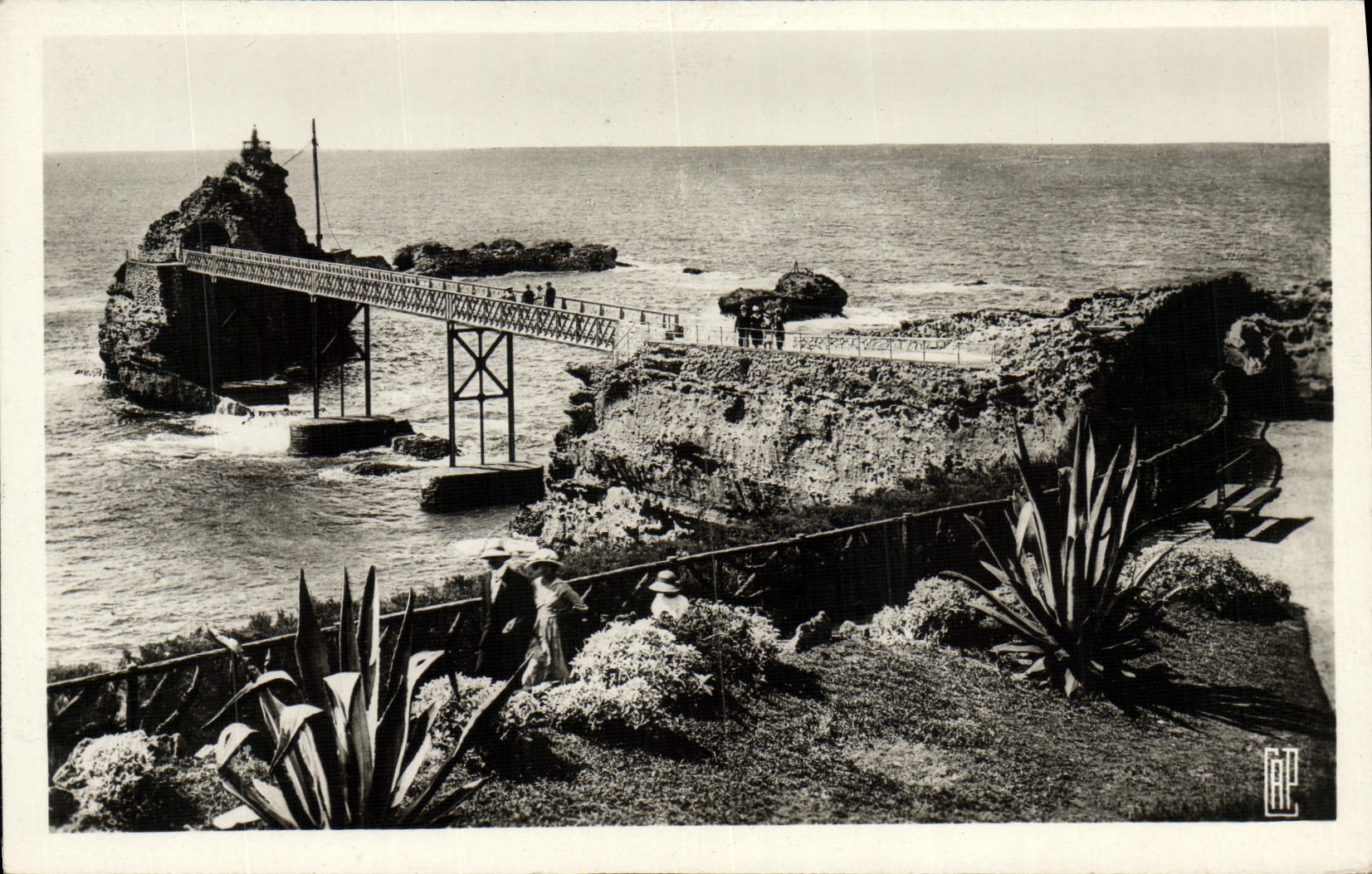 CPA Biarritz La Rocher de la Vierge et La Passerelle