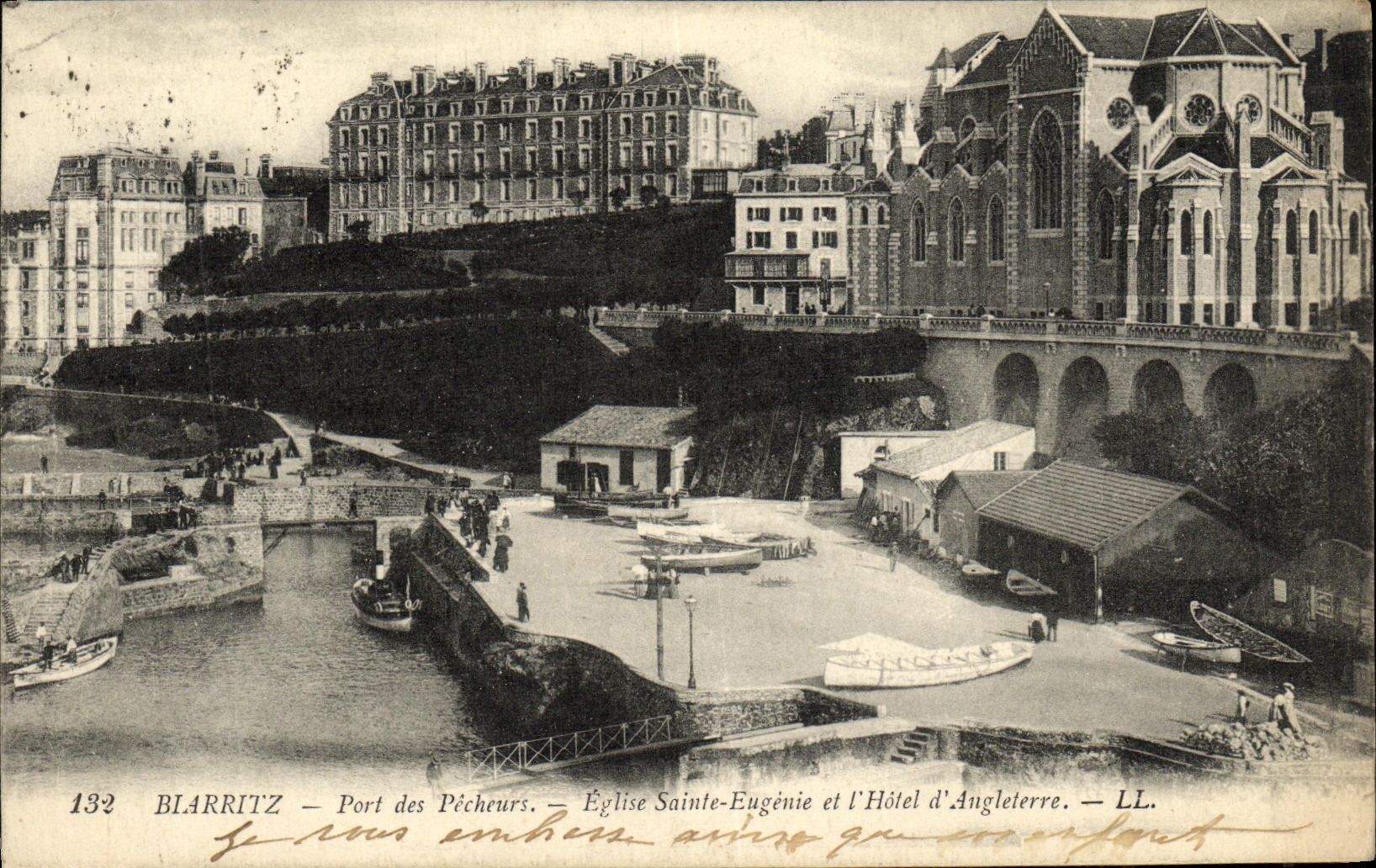 CPA Biarritz Port Des Pecheurs Eglise Sainte Eugenie et l hotel d Angleterre
