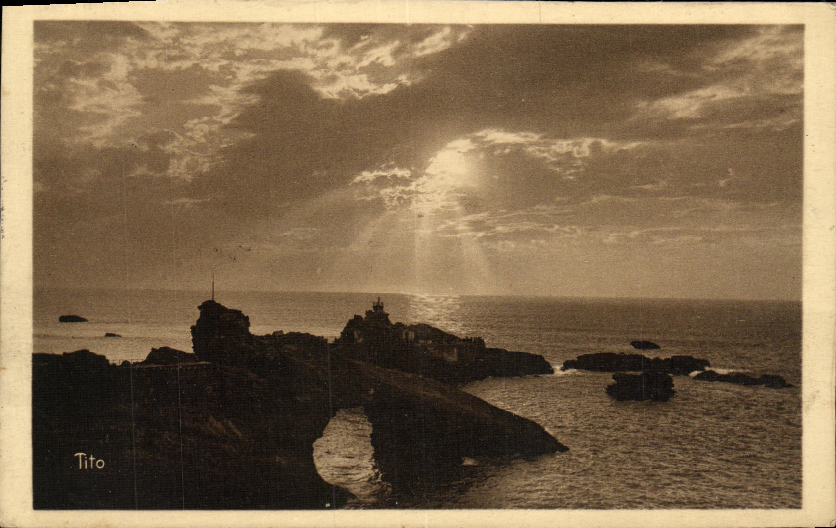 CPA Biarritz La Roche Percee Et Le Rocher de la Vierge 