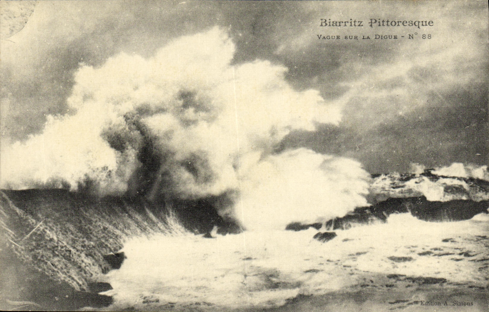 CPA Biarritz Pittoresque Vague Sur La Digue 