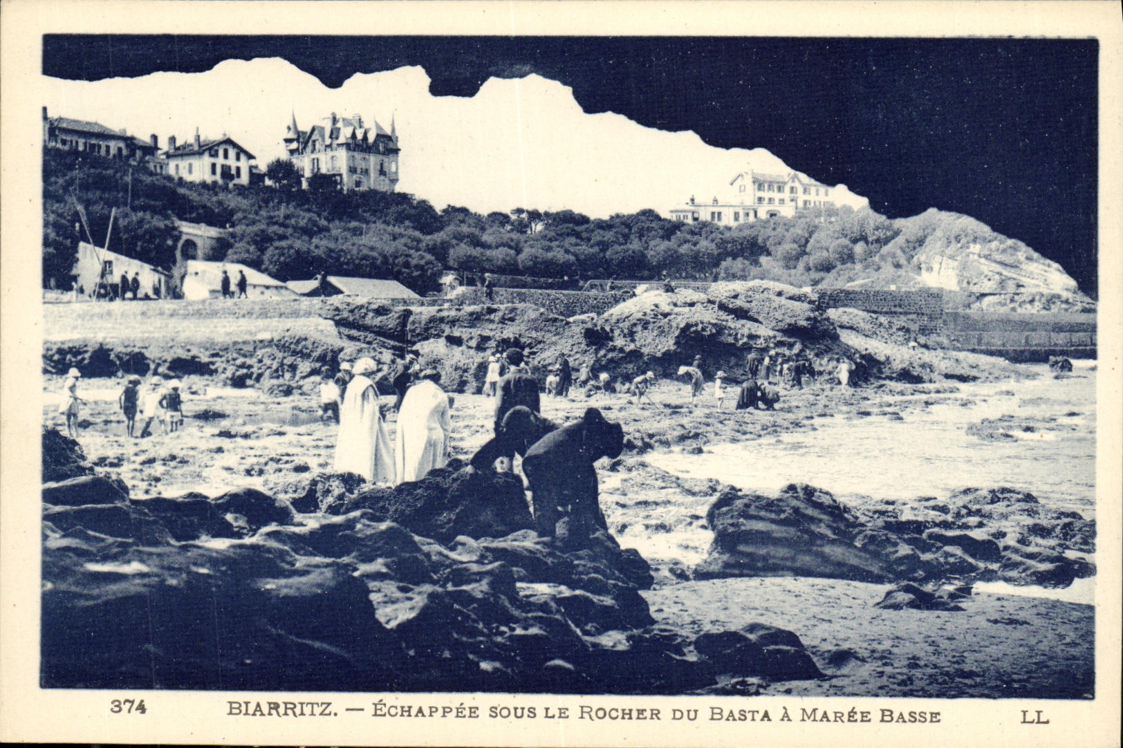 CPA Biarritz Echappee Sous Le Rocher Du Basta A maree Basse
