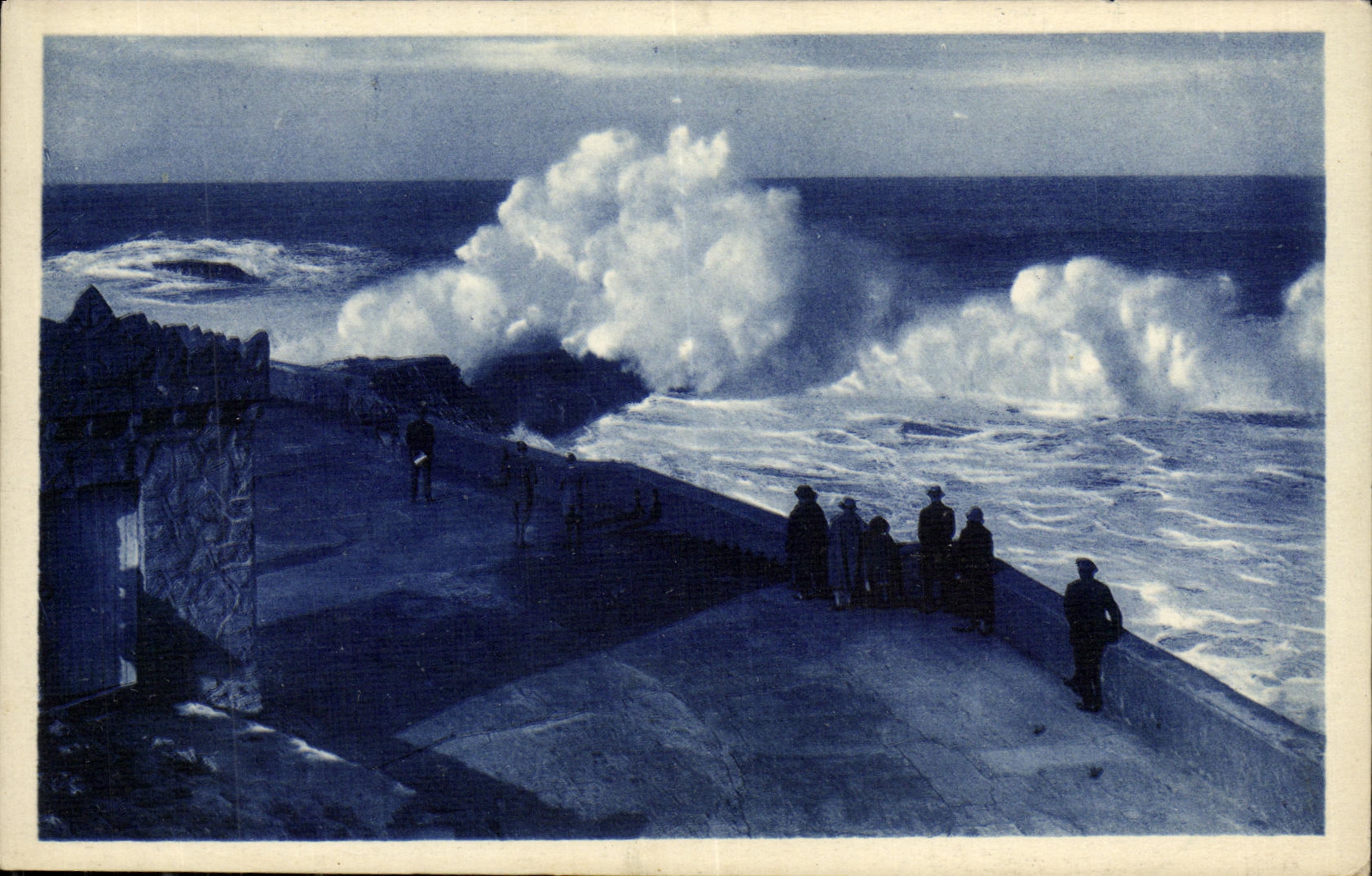 CPA Biarritz Grosse Mer Au Rocher De La Vierge