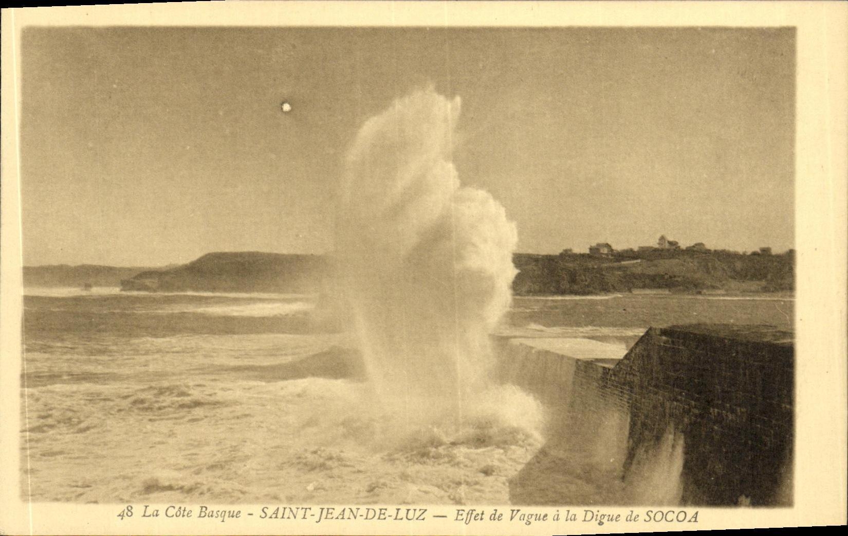 CPA Saint Jean De Luz Effet De Vague a La Digue De Socoa