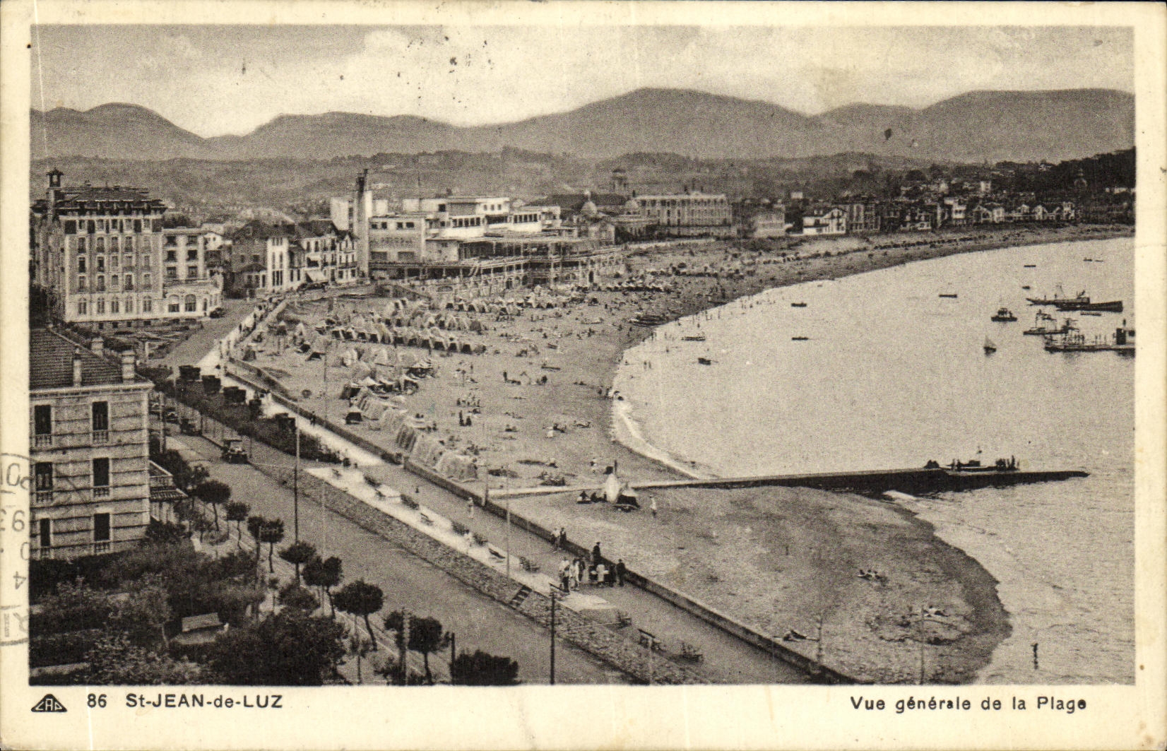 CPA Saint Jean De Luz Vue generale et la plage