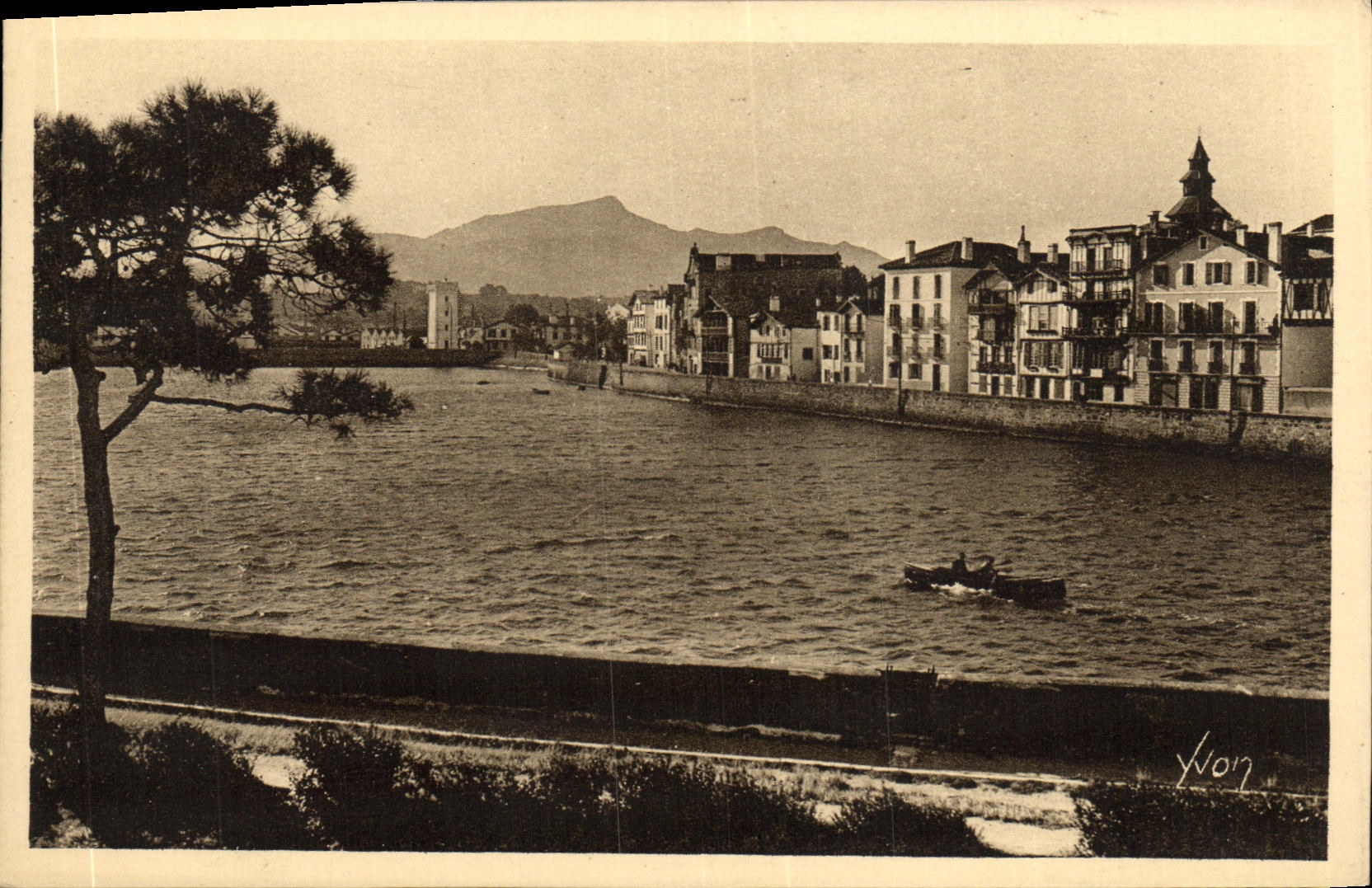 CPA Saint Jean De Luz Entree du port et quai de Ciboure