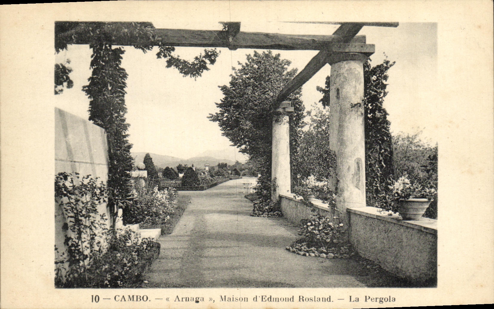 VINTAGE POSTCARD Cambo Arnaga House D Edmond Rostand the pergola