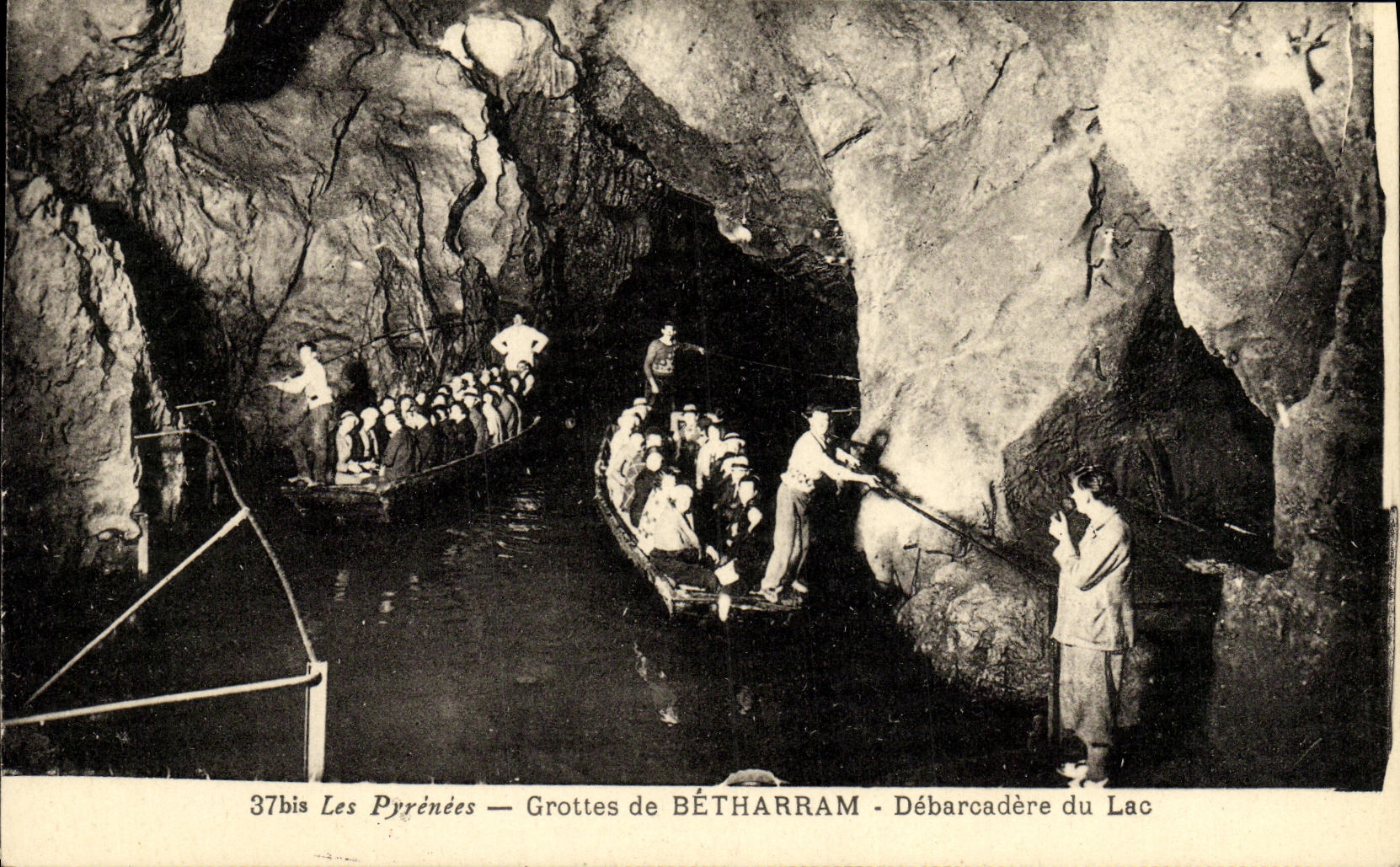 VINTAGE POSTCARD Caves De Betharram Unloading dock of the Lake