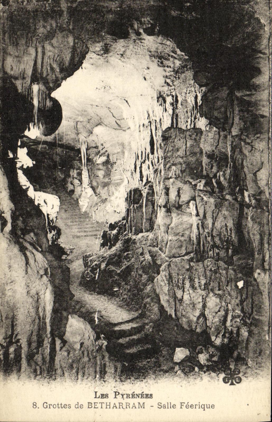 VINTAGE POSTCARD Caves De Fairy like Betharram Room