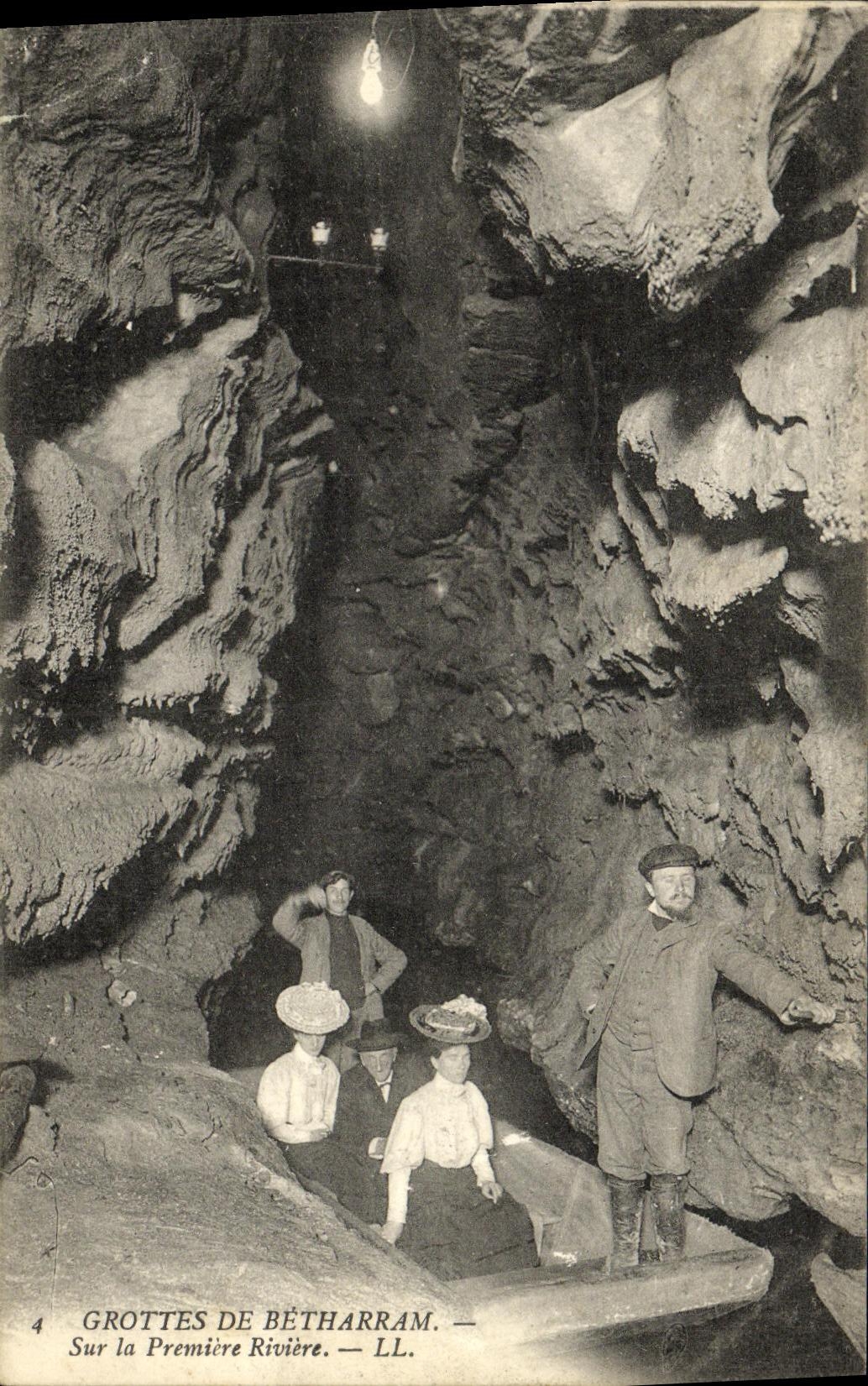 VINTAGE POSTCARD Caves De Betharram On the First River