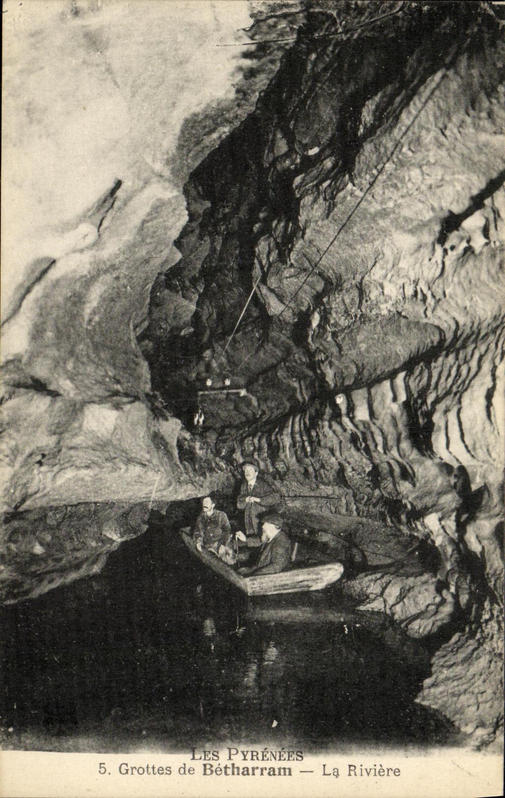 VINTAGE POSTCARD Caves De Betharram the River