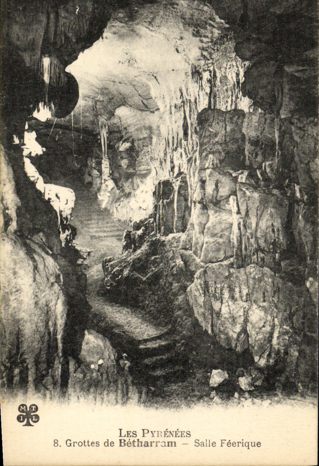 VINTAGE POSTCARD Pyreness Caves of Fairy like Betharram Room