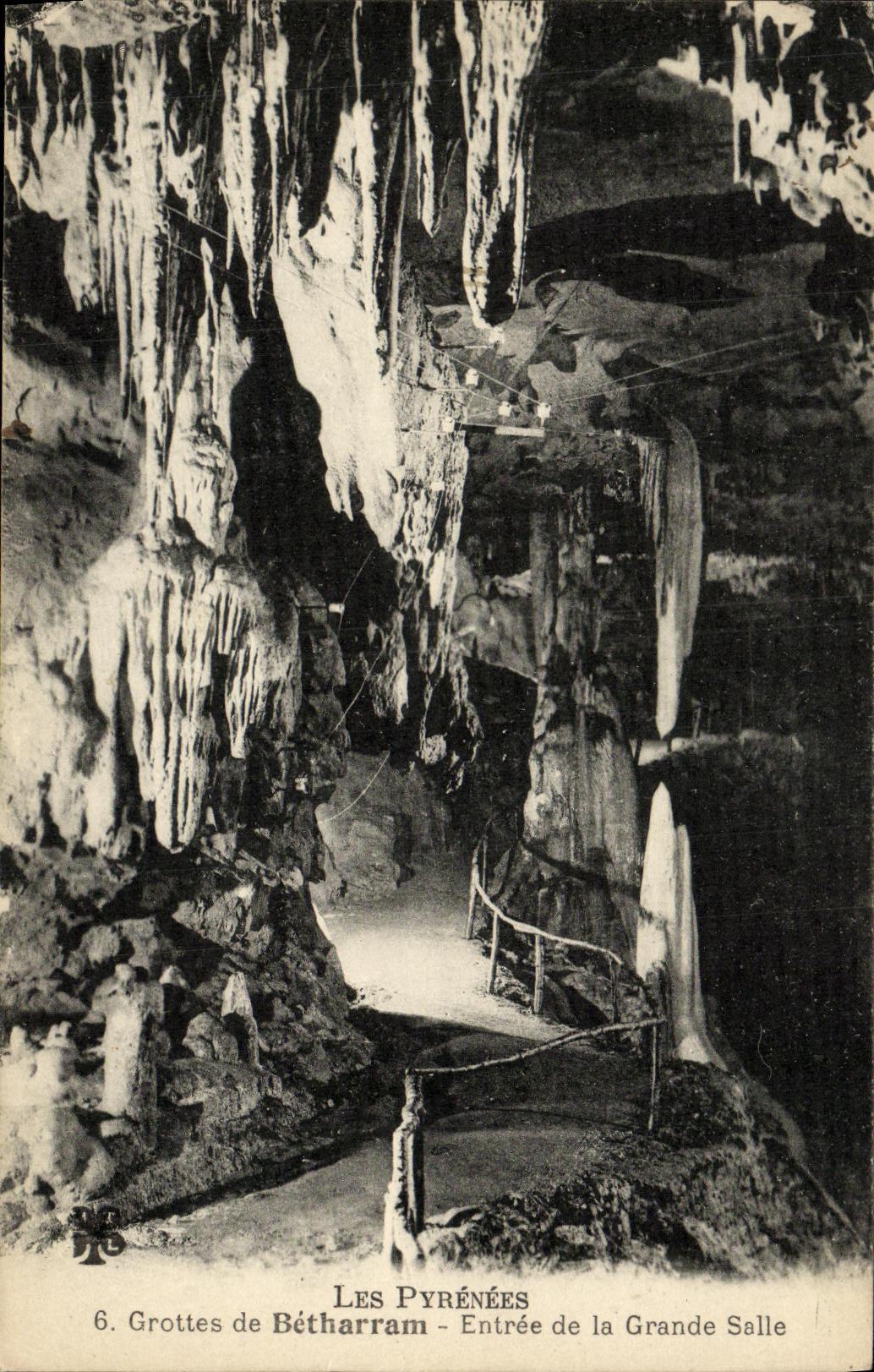 VINTAGE POSTCARD Pyreness Caves of Betharram Entered Of Large Sallee