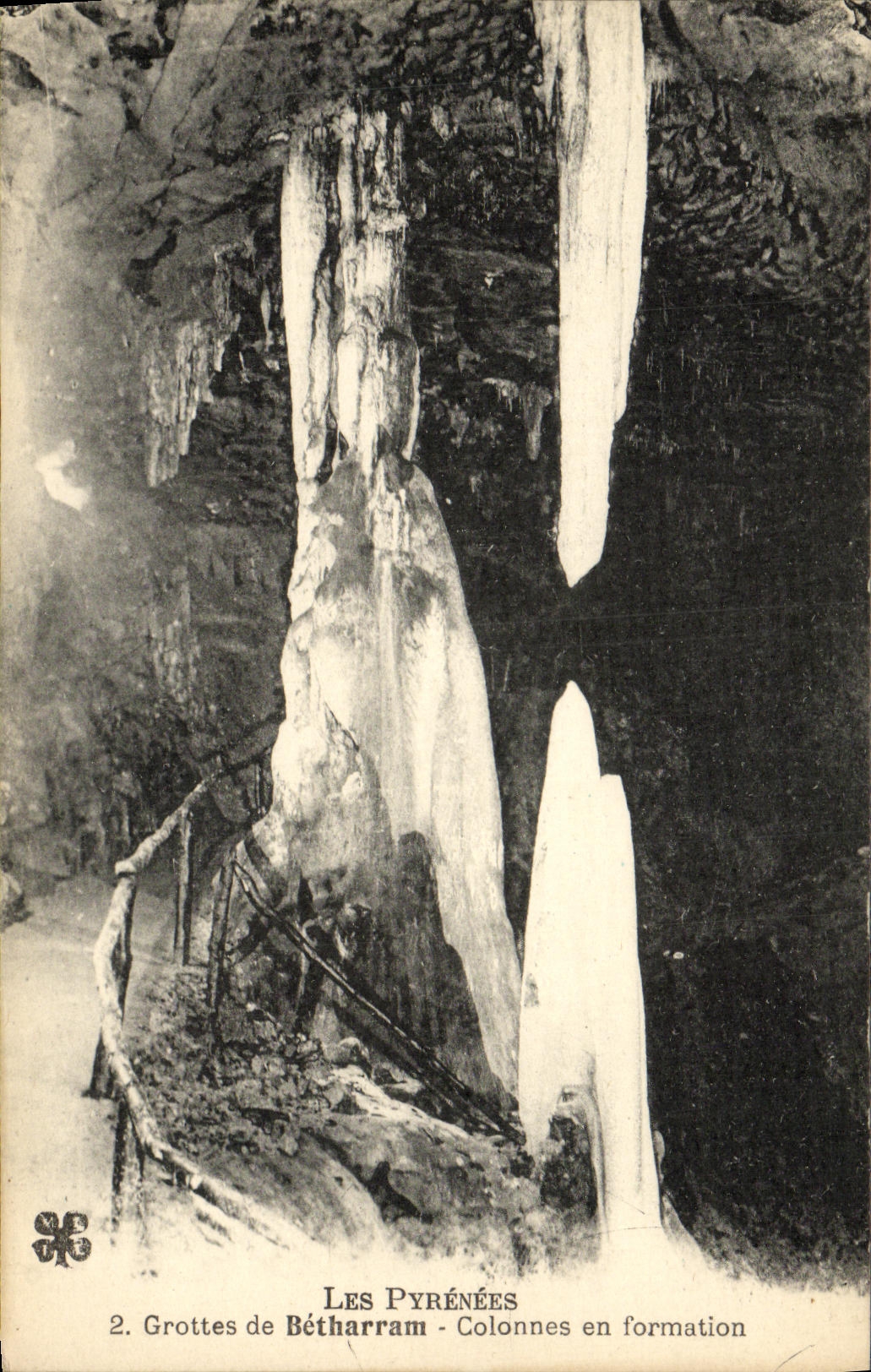 VINTAGE POSTCARD Pyreness Caves of Betharram Columns In Formation