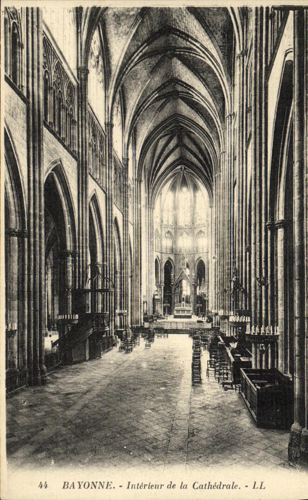 VINTAGE POSTCARD Bayonne Interior Of the Cathedral
