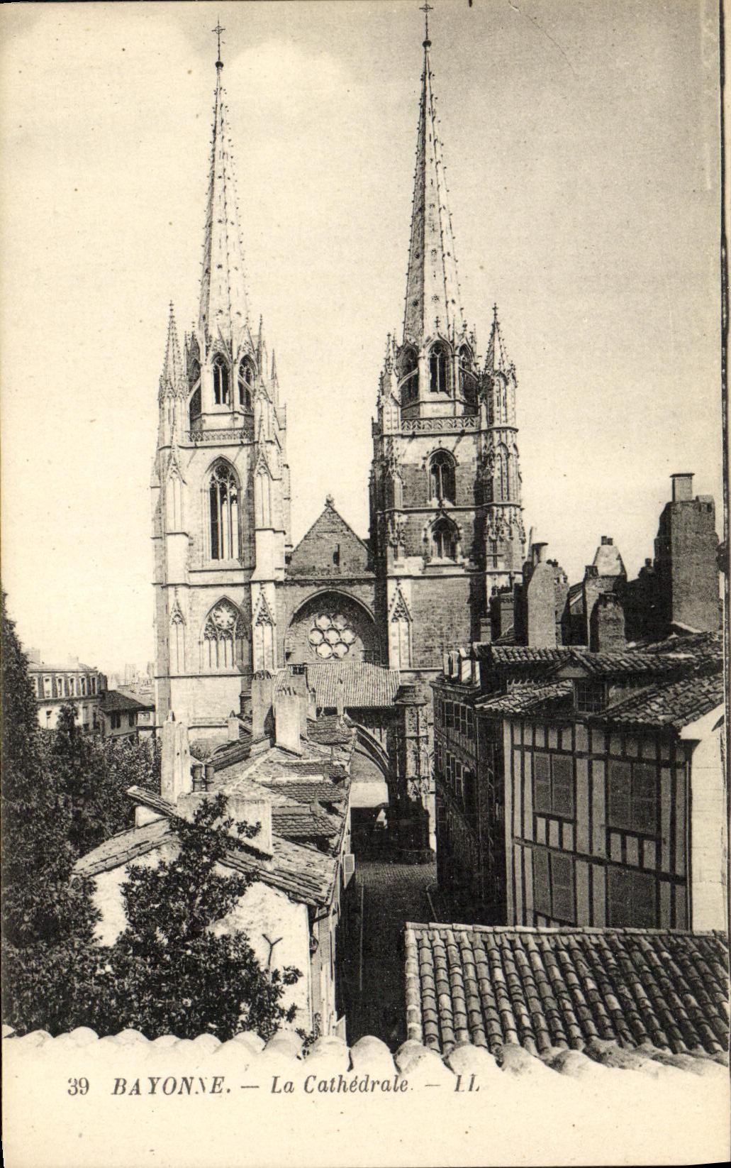 VINTAGE POSTCARD Bayonne the Cathedral