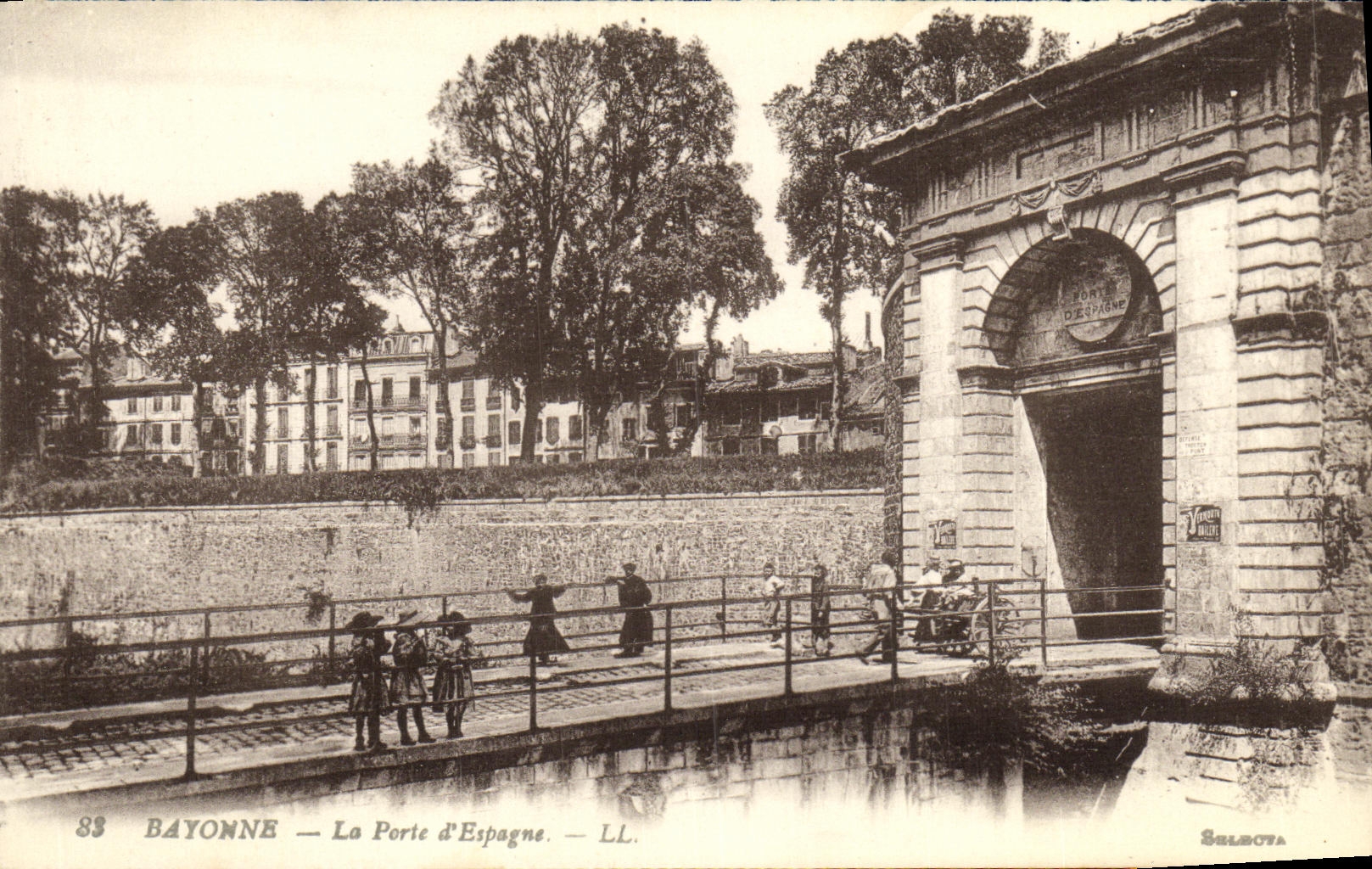 VINTAGE POSTCARD Bayonne the Gate D Spain